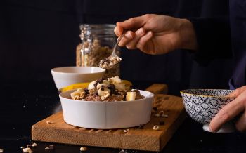 Dinkel-Porridge mit Banane und Schokolade