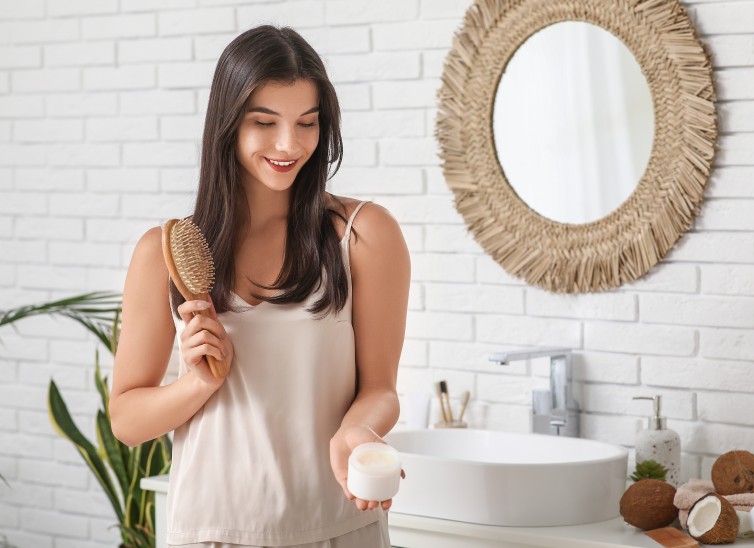 mujer utilizando aceite de coco