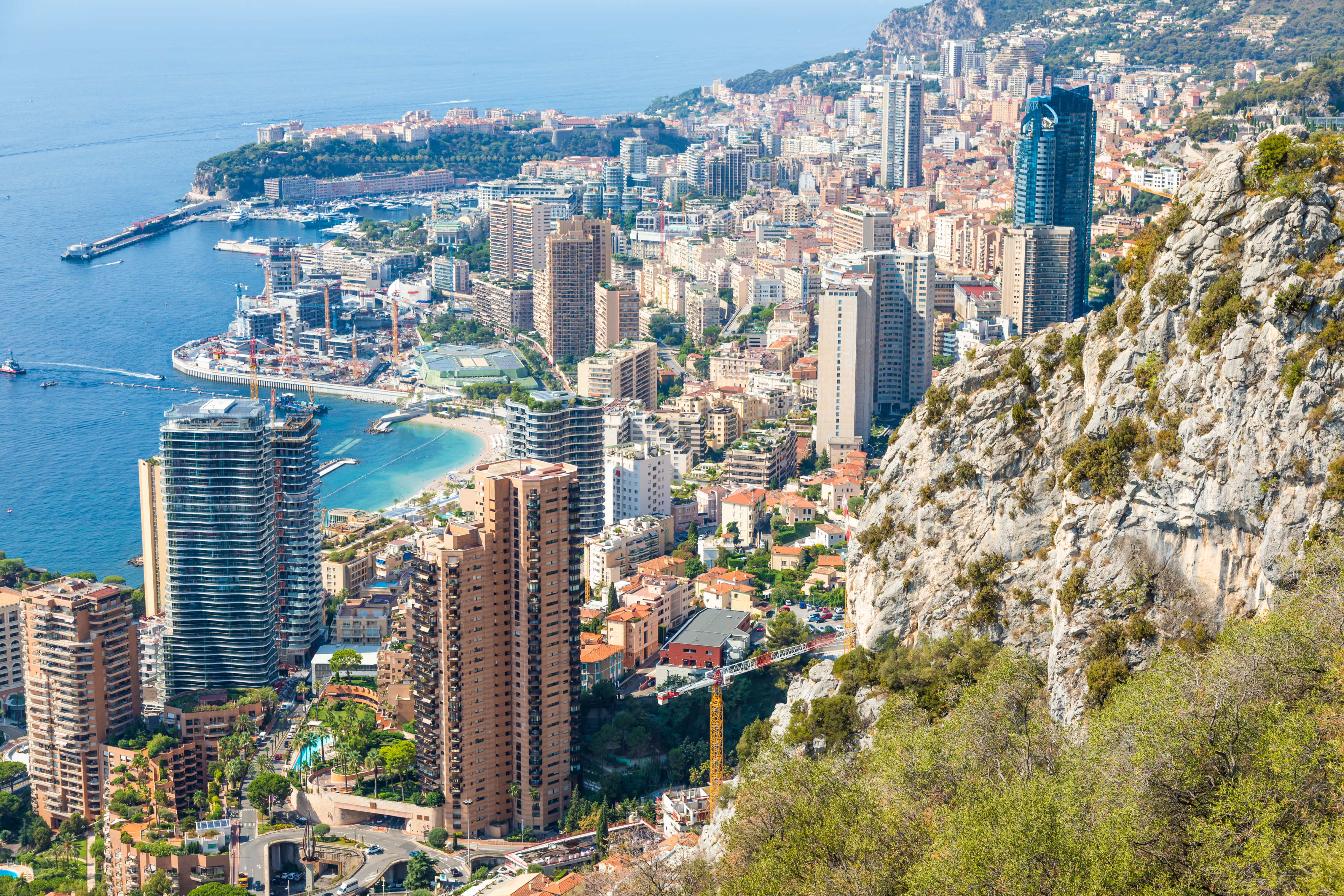 Monako to małe państwo leżące na wybrzeżu Morza Śródziemnego, pomiędzy Francją a Morzem Liguryjskim. Dowiedz się w jaki sposób organizujemy transport w relacji z Monako. | Omida Logistics