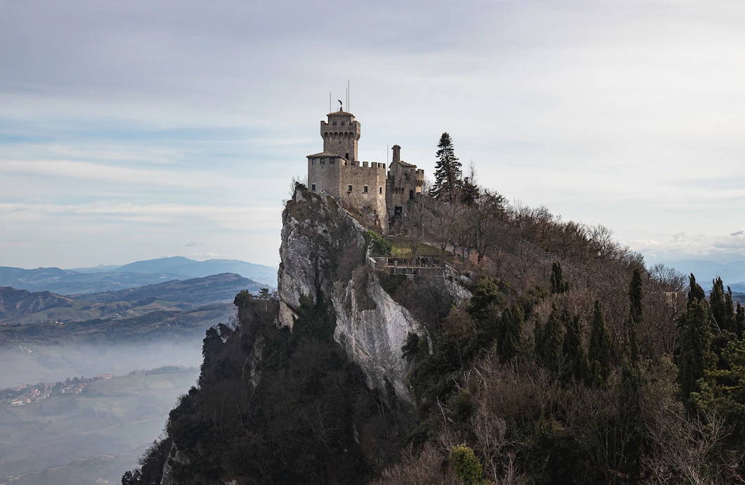 San Marino to niewielka enklawa na terenie Włoch ze stolicą o takiej samej nazwie. Jako międzynarodowa spedycja organizujemy transporty do oraz z San Marino. | Omida Logistics