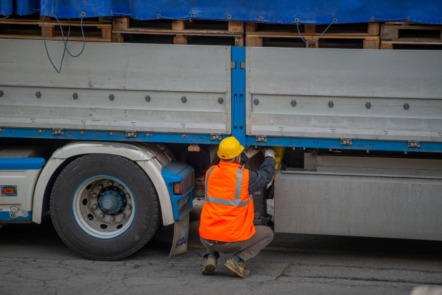 Zabezpieczenie ładunku w transporcie - kluczowy element efektywności i bezpieczeństwa logistycznego | Omida Logistics