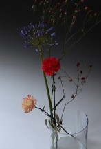 Vaasobject-hangend-met-diverse-bloemen-gedraaid-porselein-TerraDelft