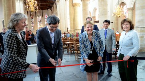 Chinese ambassadeur en burgemeester Delft openen keramiekfestival