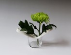 Vaasobject-liggend-mini-vaasje-met-bloem-gedraaid-porselein-TerraDelft