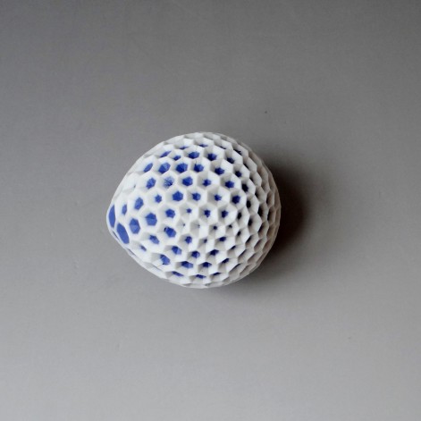 BvR 20-06 Object white-blue, 7x6x6cm, carved porcelain, TerraDelft