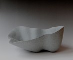 ME1806-Sloping-bowl-object-in-anthracite-and-black-2018-h.20x43x32cmchamotte-kaolin-TerraDelft-4
