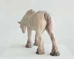 Horse with no name, 2023, h.39x64x25cm, aardewerk, glazuur, katoen, back