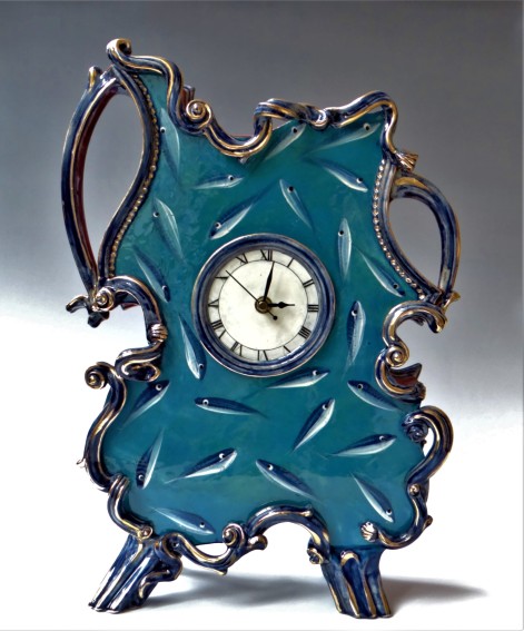 RE2301 Rococo Fish Clock, h.45,5x32x11,5cm, aardewerk-glazuur-goudluster-uurwerk, TerraDelft1 (1)