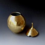 IJ1720 Golden Lidded Vessel, porcelain-gold, h..21cm, TerraDelft2