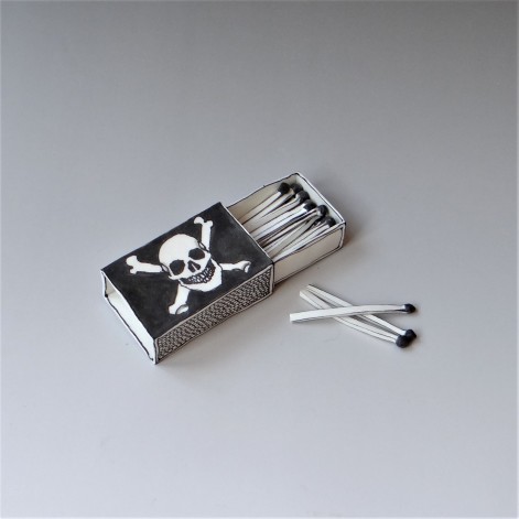 KM22-06 Skull and cross bone matches, h.3x13,5x5cm, porcelain-staines, TerraDelft1