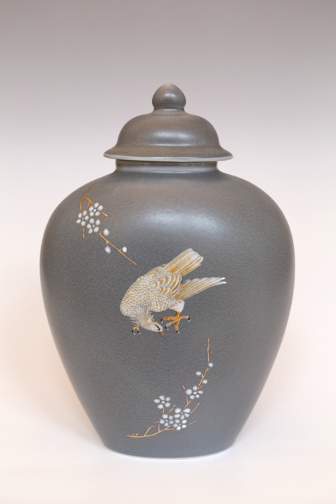 T28C-Lidded-pot-with-eagle-2016-28x18x11cm-handpainted-porcelain-goldluster-and-celadon-glaze