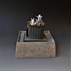 Márta Nagy; Winter Comes Soon, 2009, porcelain, stoneware, gold leaf, 21x17x22 cm, TErraDelft 3