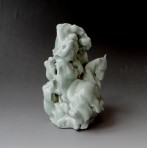JL13-09 Emperors horse (with people), celadon, h.17cm, TerraDelft3