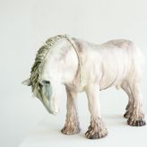 Horse with no name, 2023, h.39x64x25cm, aardewerk, glazuur, katoen