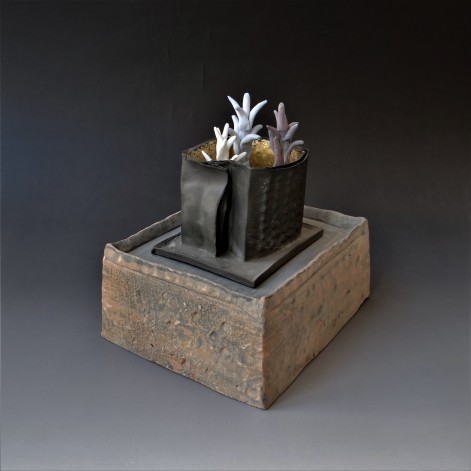 Márta Nagy; Winter Comes Soon, 2009, porcelain, stoneware, gold leaf, 21x17x22 cm, TErraDelft 2