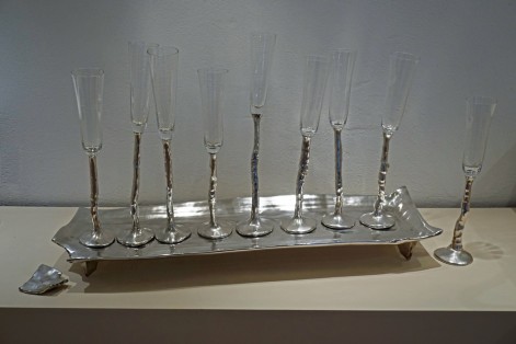 IJ16-Rectangluar-plate-with-glasses-porcelain-silver