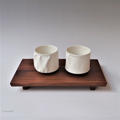 PB21T Teabowls 2021, dubble walled, porcelain, set on shelf, TerraDelft 1