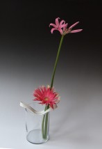 Vaasobject-liggend-met-twee-bloemen-gedraaid-porselein-TerraDelft