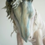 Horse with no name, 2023, h.39x64x25cm, aardewerk, glazuur, katoen, detail glazuur kop