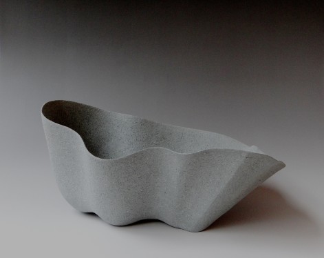 Sloping-bowl-object-in-anthracite-and-black-2018-h.20x43x32cmchamotte-kaolin-TerraDelft-1