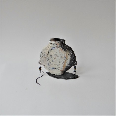 McW21-6 Majiayao Vase S3, h.16,5x16,5x3cm, woodfired stoneware on slate foot - porcelain beads on wire, TerraDelft1