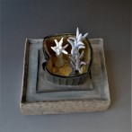 Márta Nagy; Winter Comes Soon, 2009, porcelain, stoneware, gold leaf, 21x17x22 cm, TErraDelft top