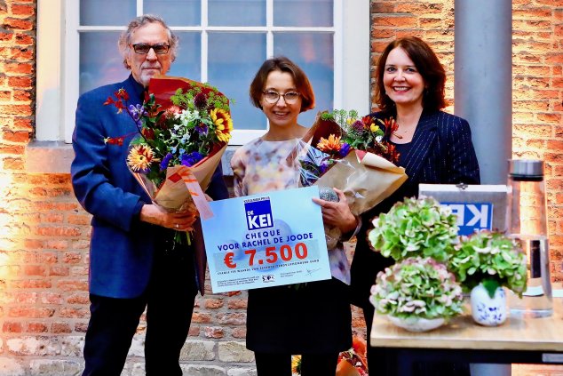 Winnaar Kei 2023 Rachel de Joode met r. Janelle Moerman - Museum Prinsenhof Delft en l. Bert van Meggelen - SKPD