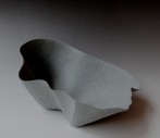 ME1806-Sloping-bowl-object-in-anthracite-and-black-2018-h.20x43x32cmchamotte-kaolin-TerraDelft-2