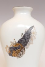 T25Cdetail-Vase-with-golden-fish-2016-24x14x8cm-handpainted-porcelain-goldluster-and-celadonglaze