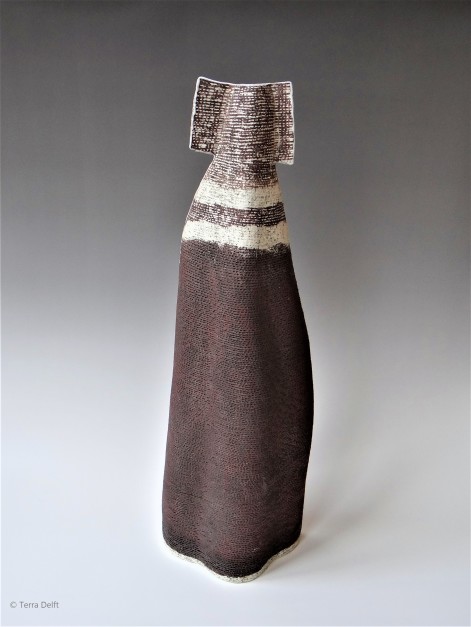 PB21-8 Small Figure Vessel 2021, stoneware clays, porcelain inlays, glaze, h.58x19x11cm, TerraDelft 1