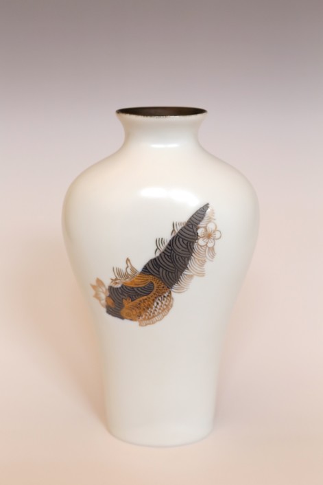 T25C-Vase-with-golden-fish-2016-24x14x8cm-handpainted-porcelain-goldluster-and-celadonglaze