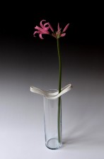 Vaasobject-liggend-met-bloem-gedraaid-porselein-TerraDelft