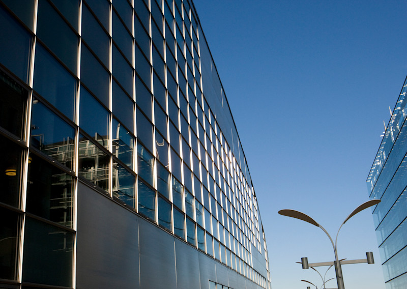 Kiasma itäjulkisivu auringossa.
