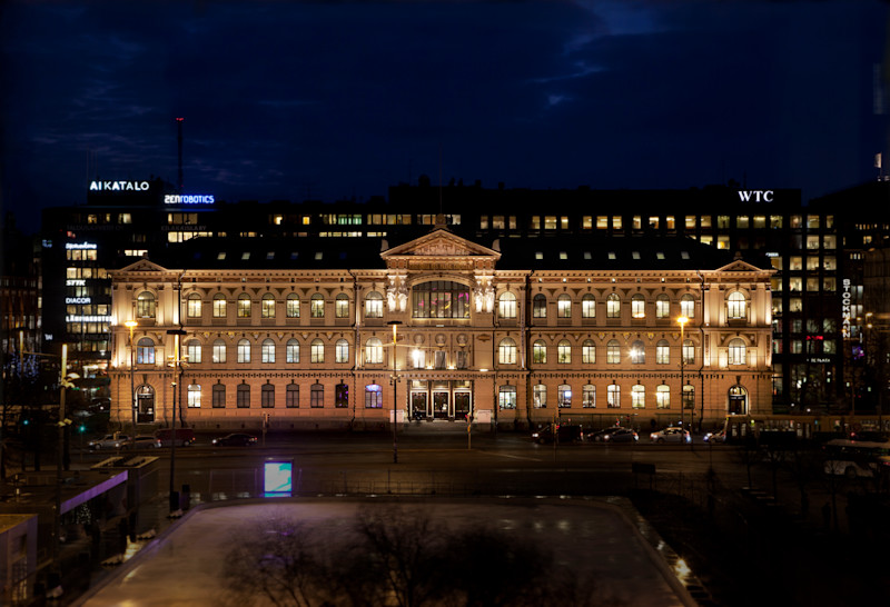 Ateneumin taidemuseo valaisee ympäristöään.