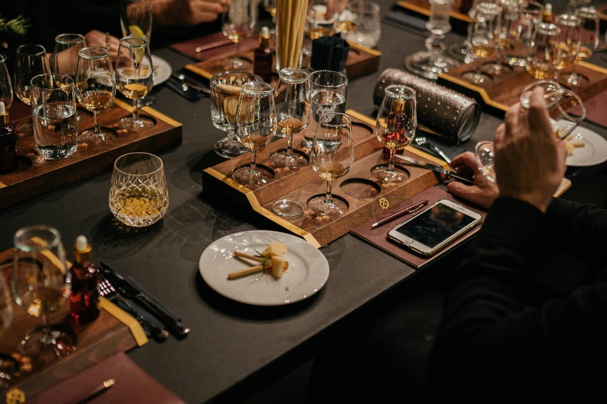 table-with-wineglasses-and-plates