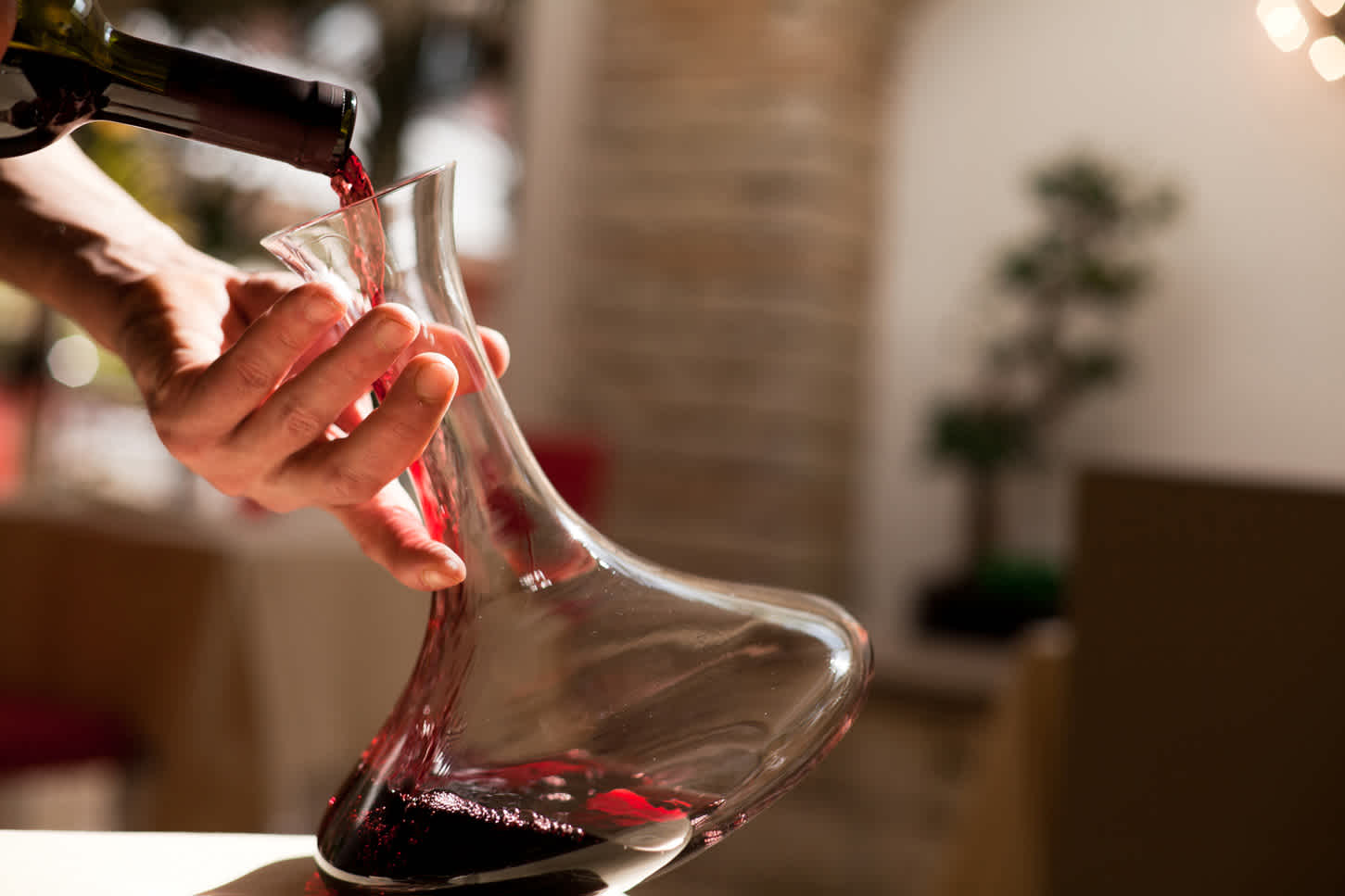 Using a wine decanter