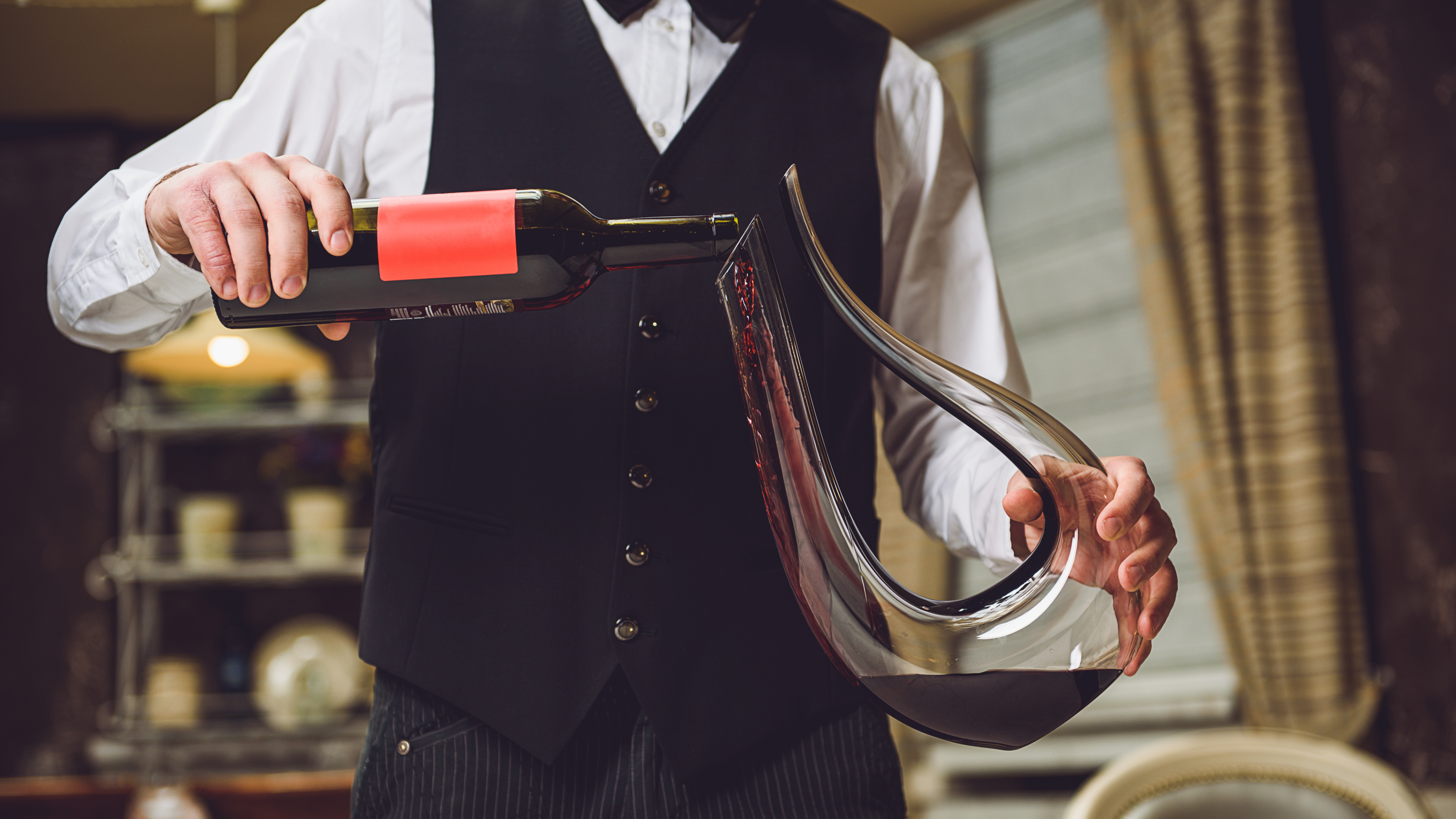 How to use a wine decanter