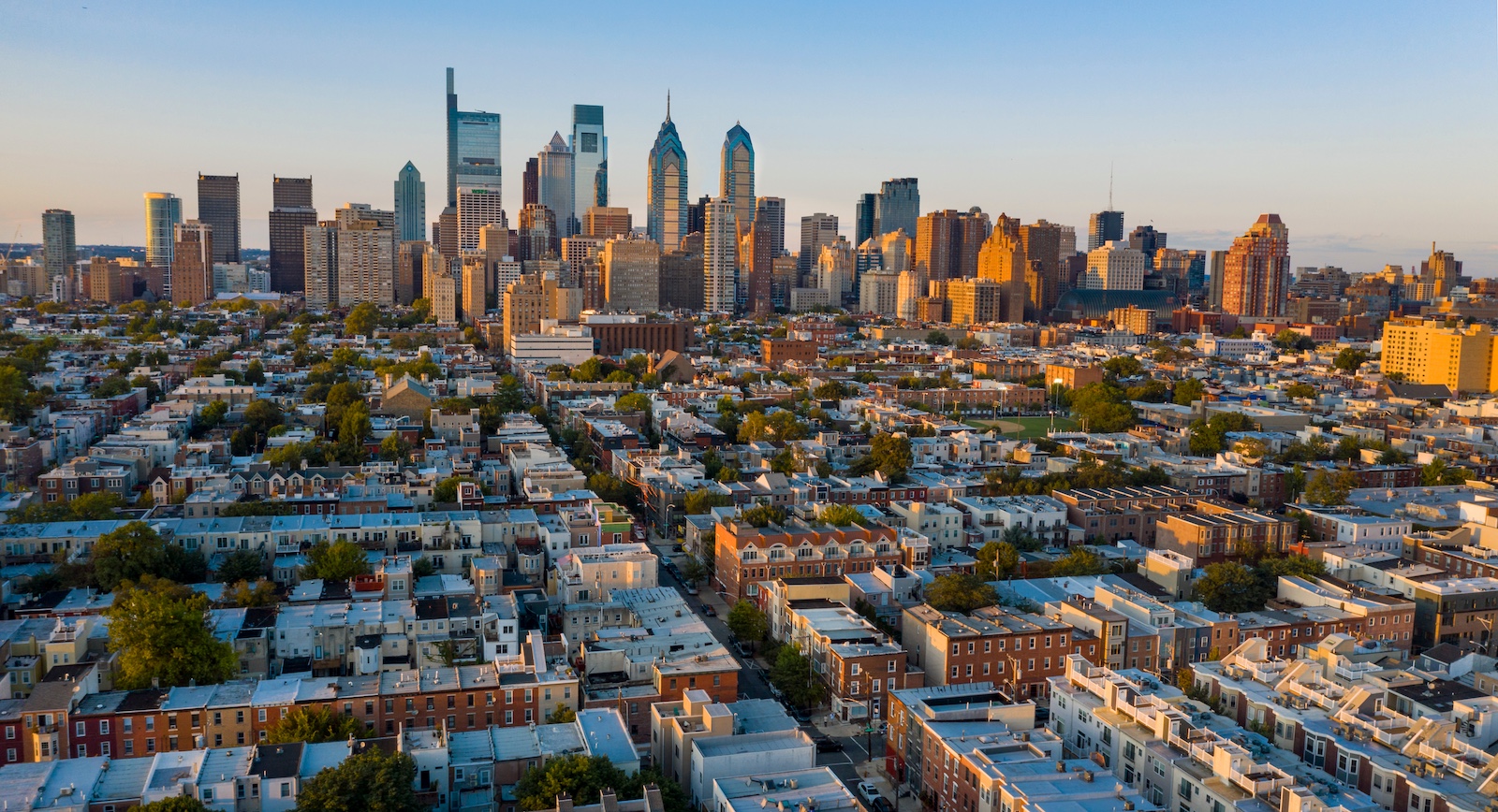 A view of the Philadelphia skylien druing a sunset.
