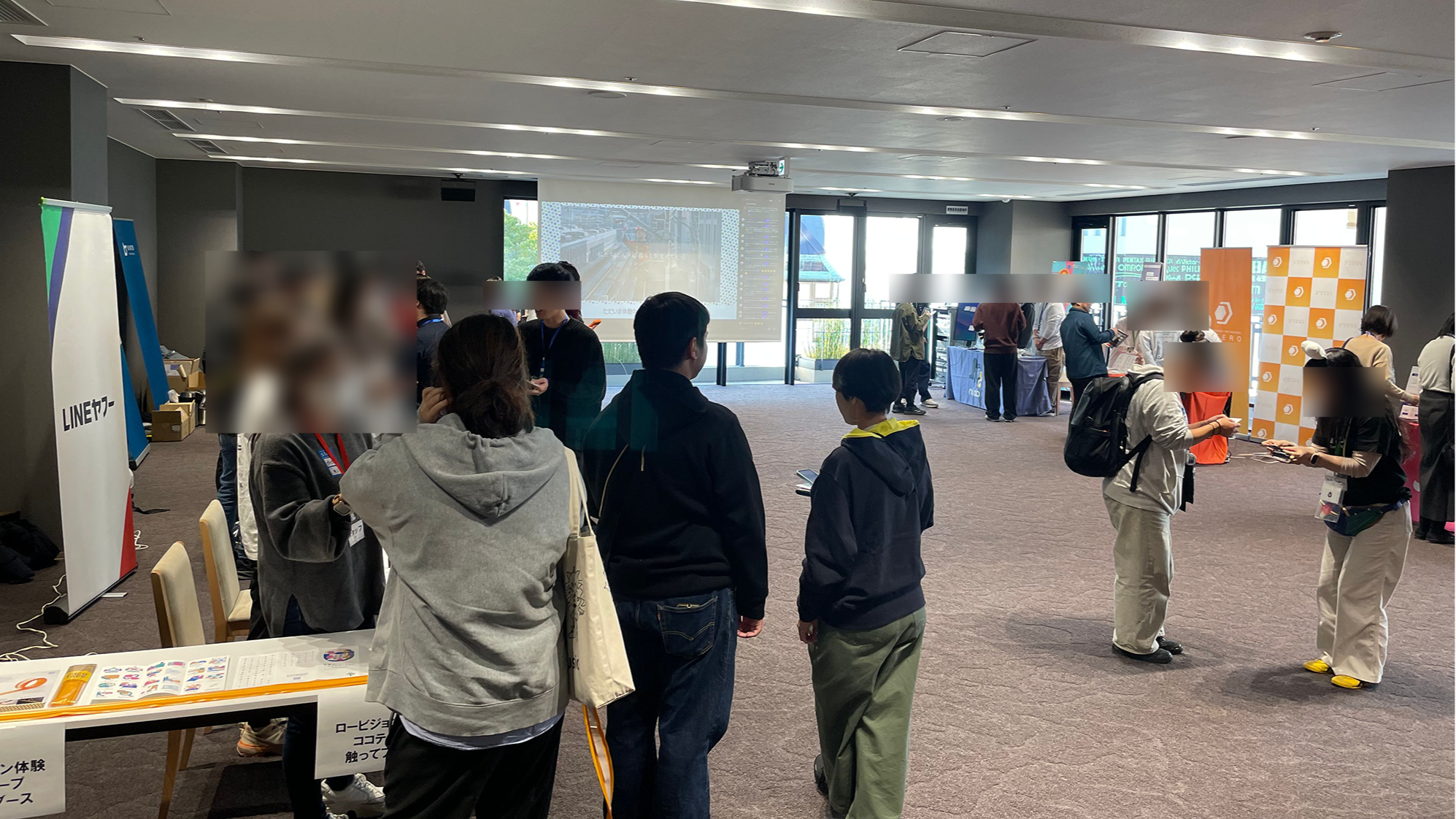 写真：スポンサーの各ブースに人が集まっている様子