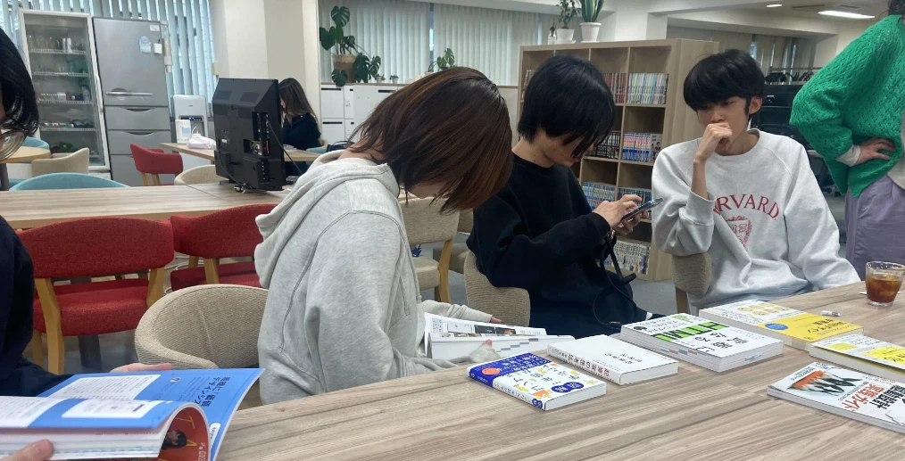 真剣に本を読む若手のみんな