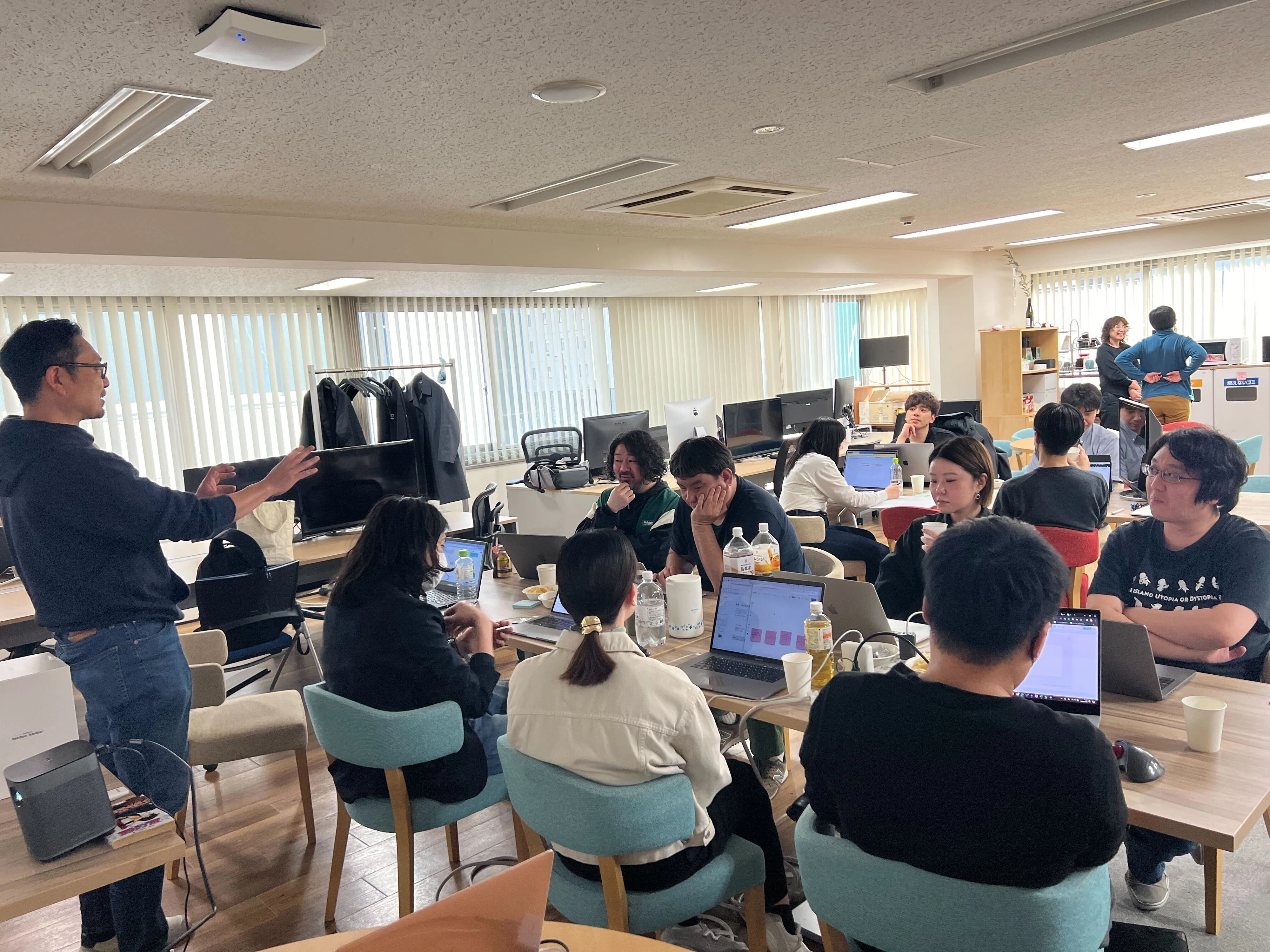 行動規範ワークショップの様子を撮影した写真（代表のuzさんがお話ししているところ）