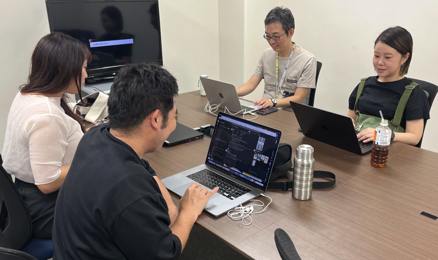 赤チームが集めた写真を分類している様子