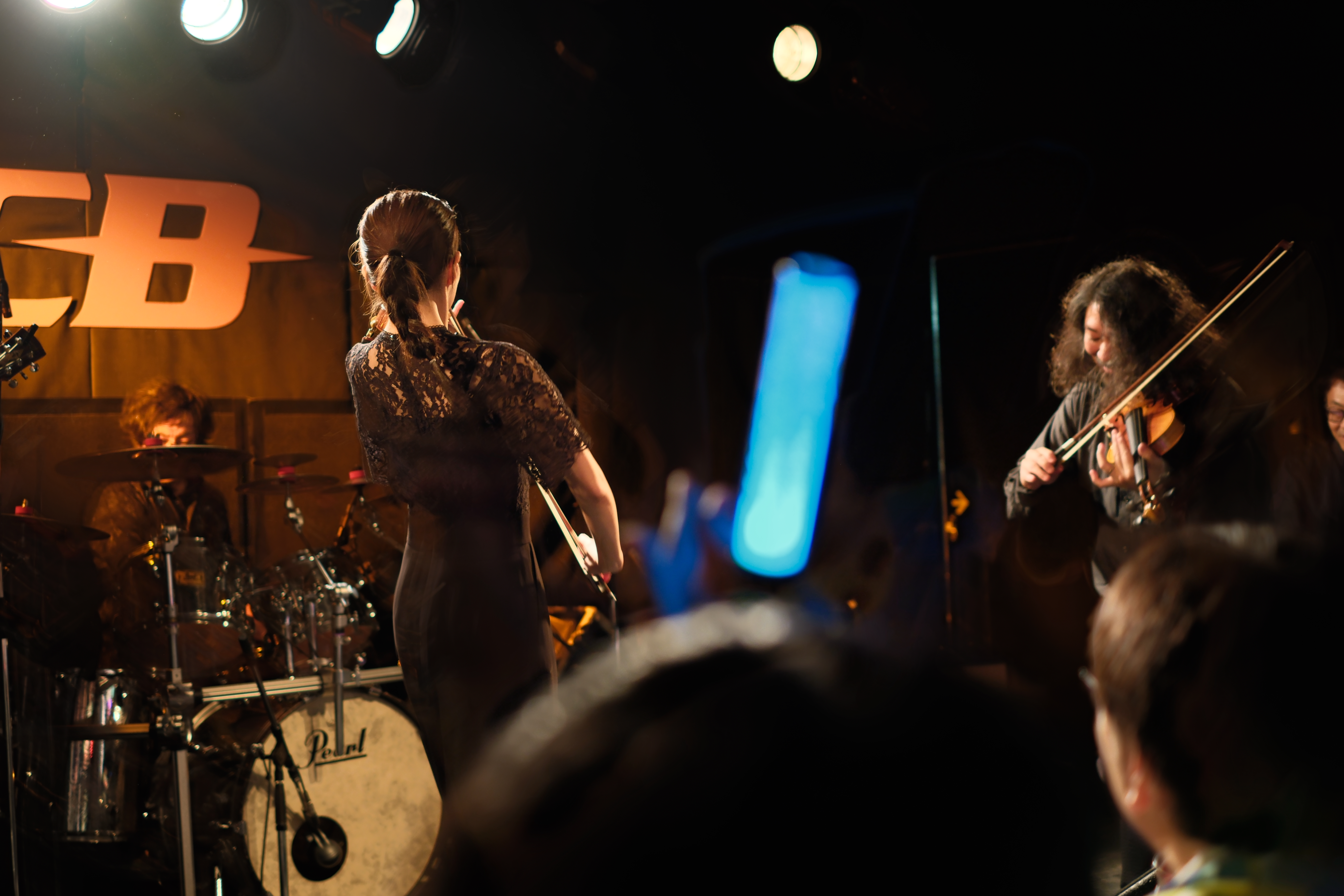 フラメンコとバイオリンを披露するサーシャとモジャさん