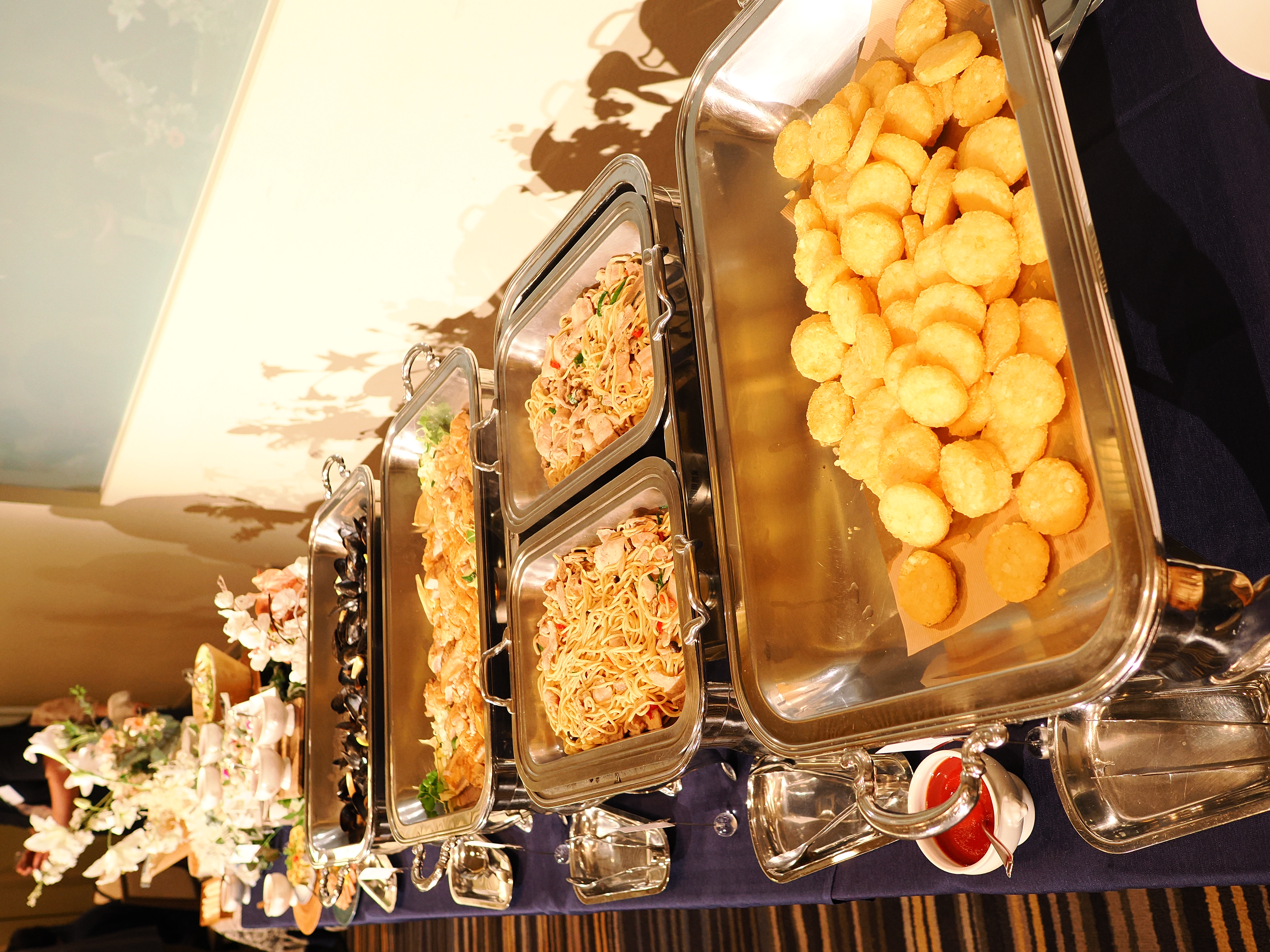 お料理の写真　多国籍料理のビュッフェ