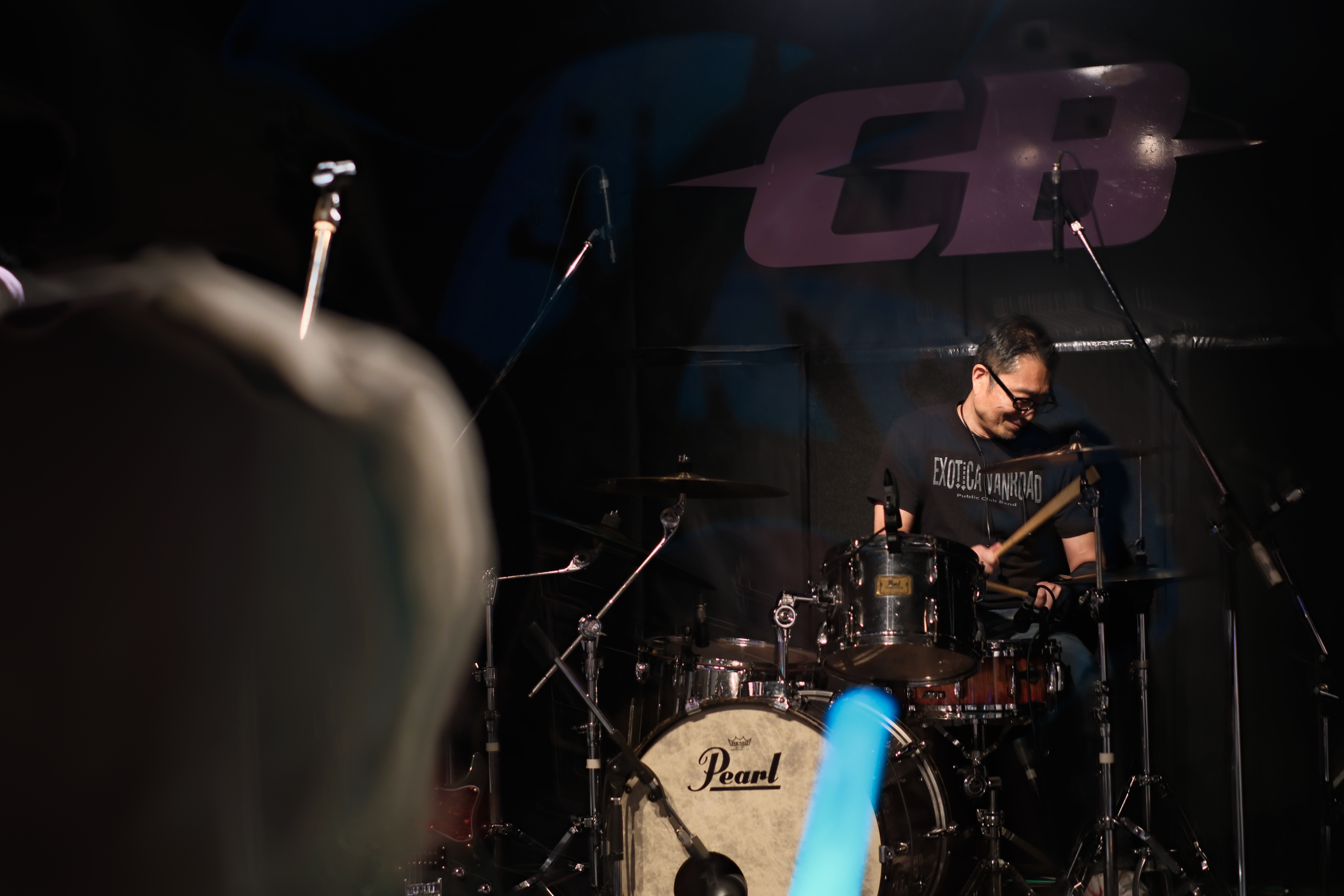 バンド演奏中のゆうじ