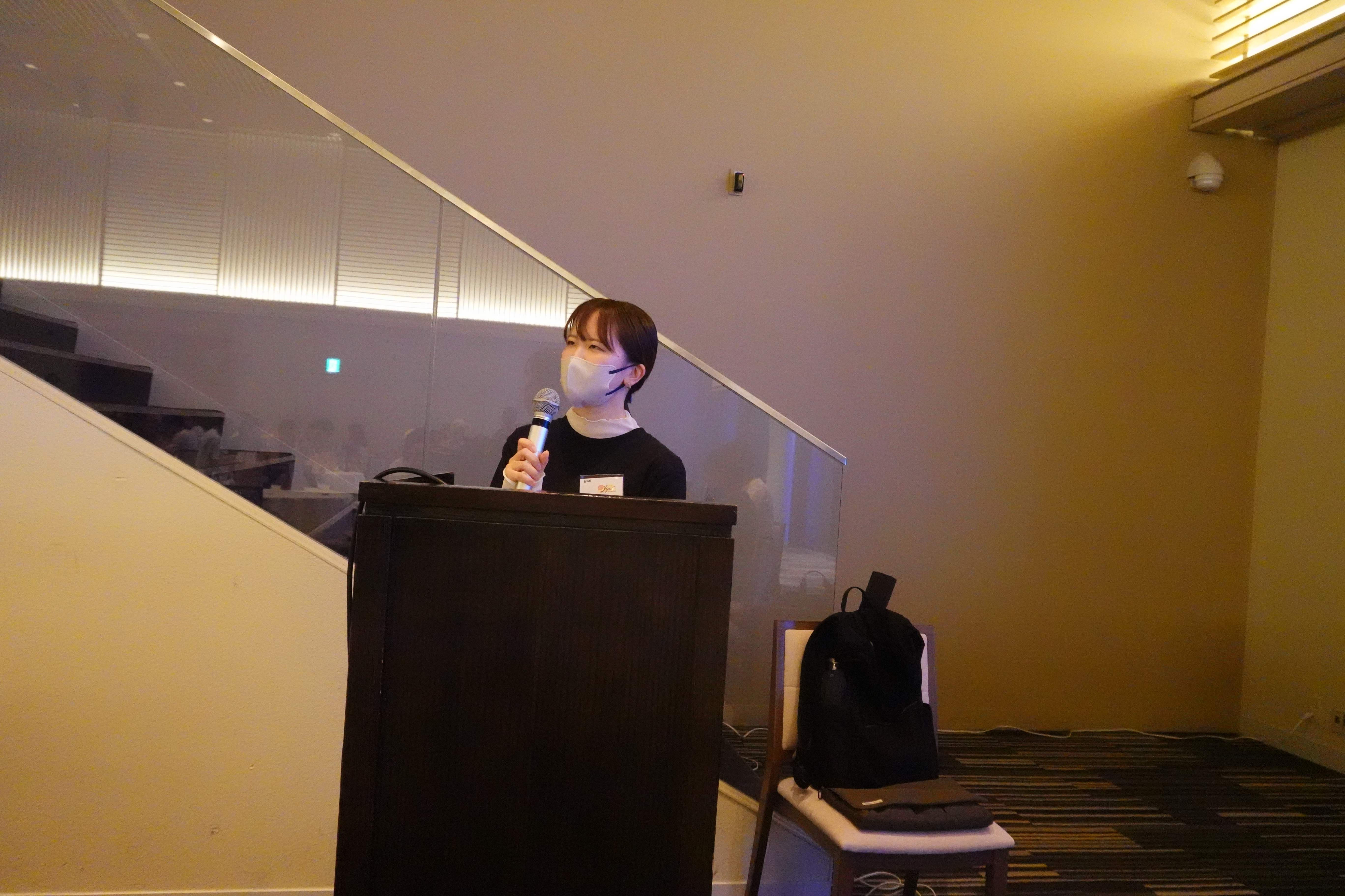 10周年記念グッズを紹介してくれているデザイナーのジョッティさん