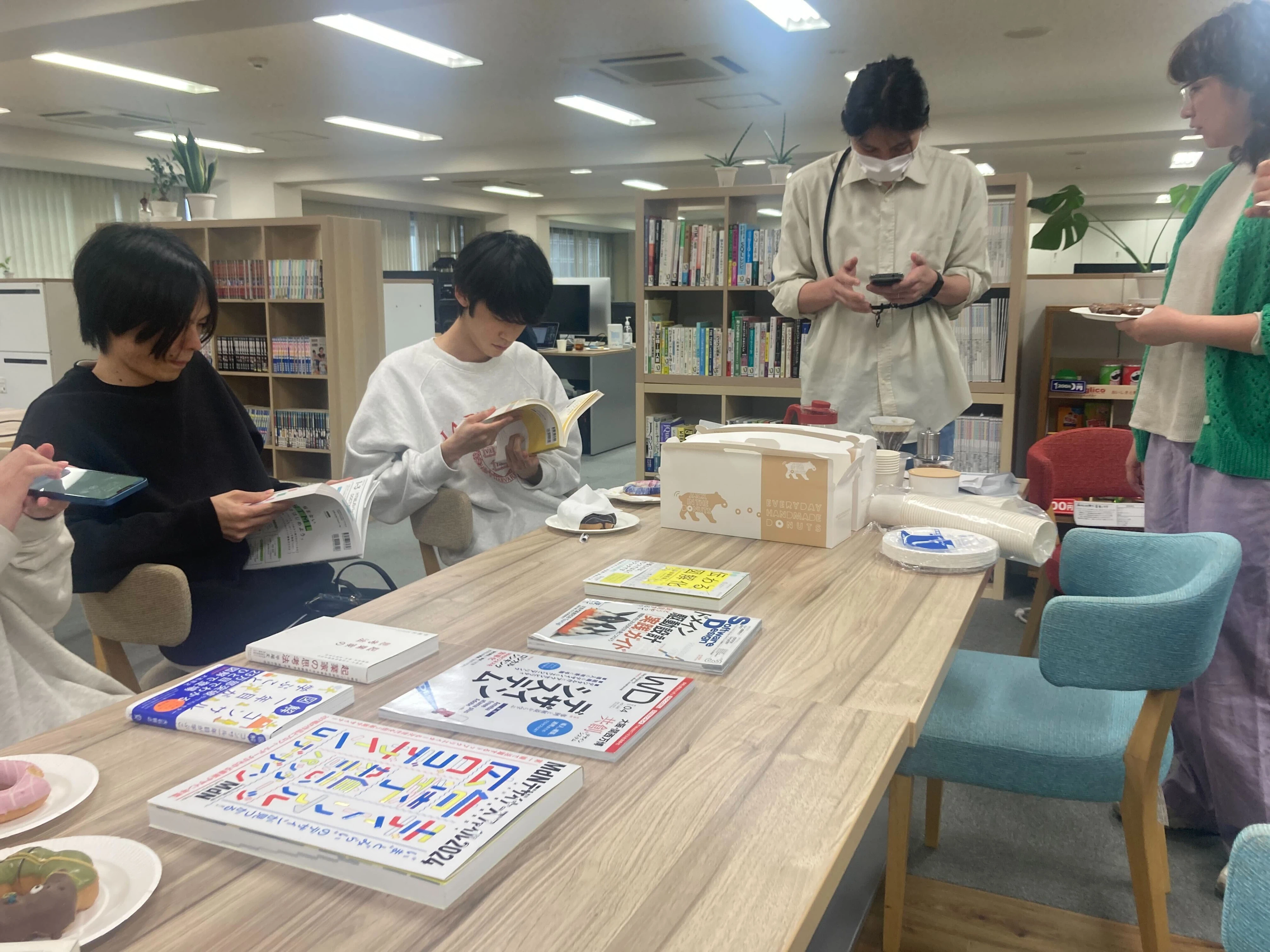 コーヒーと読書を楽しむみんな