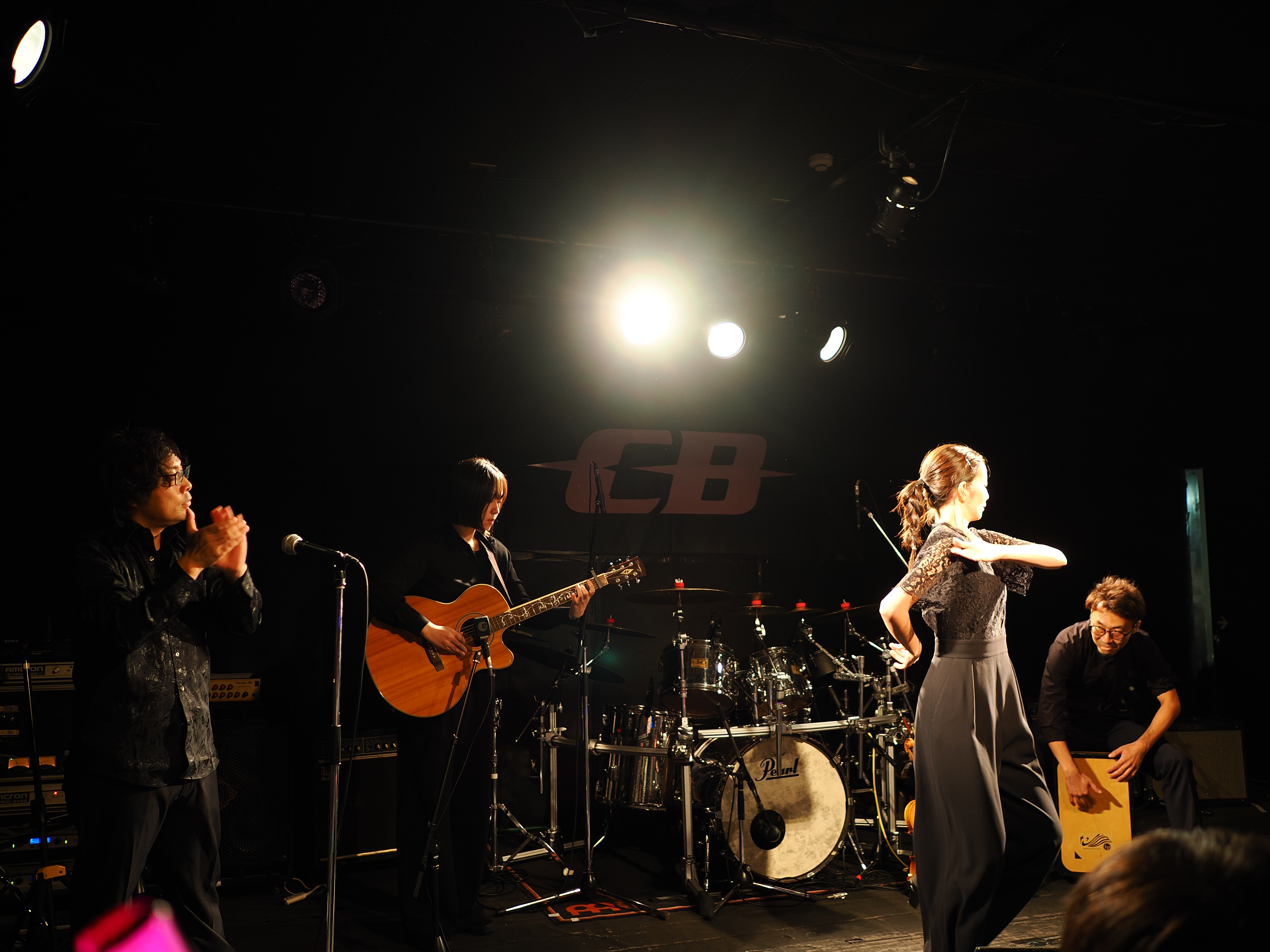 バンド演奏とフラメンコを披露するみんな