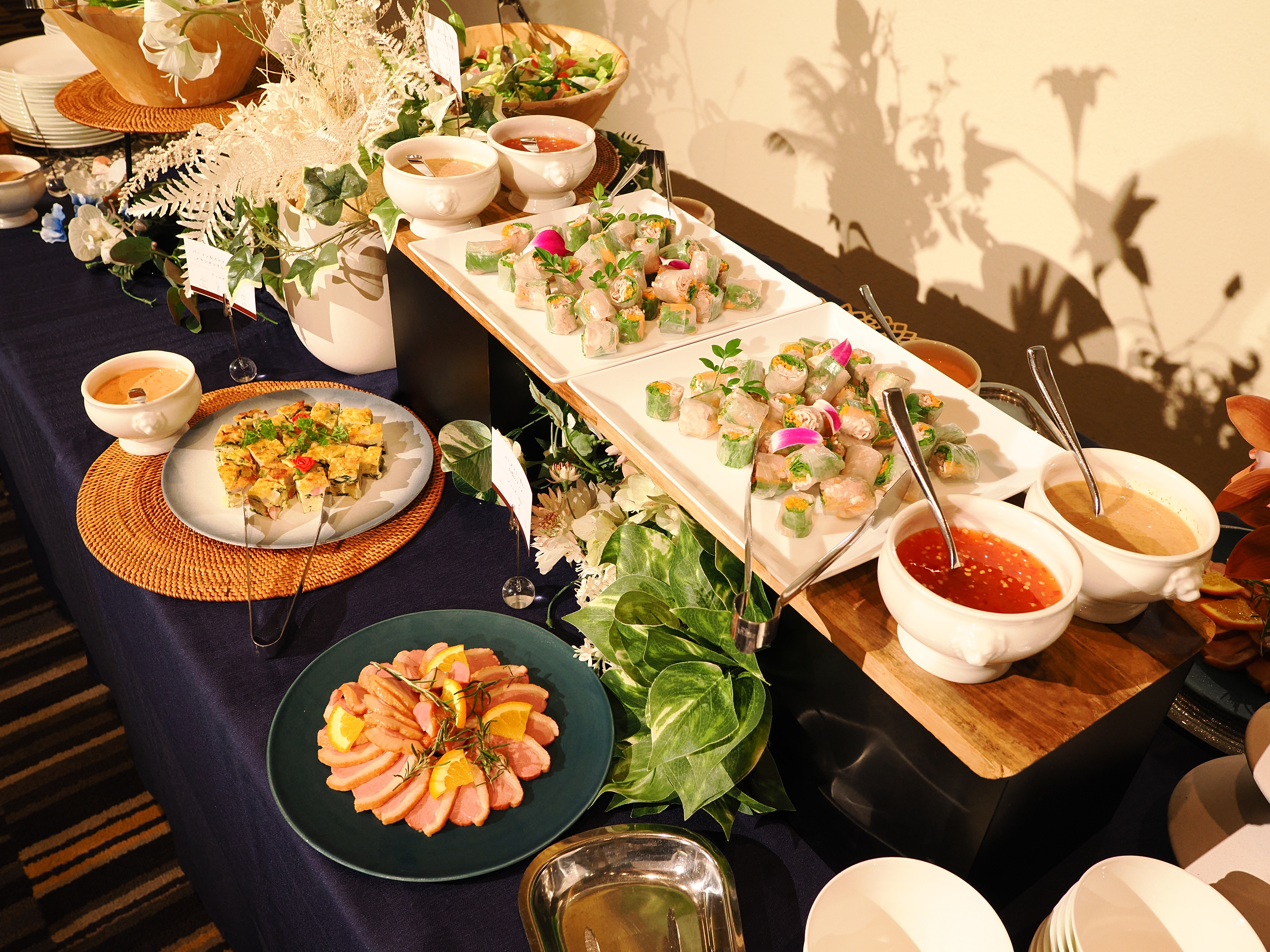 美しいお料理たちがお皿に並んでいる様子