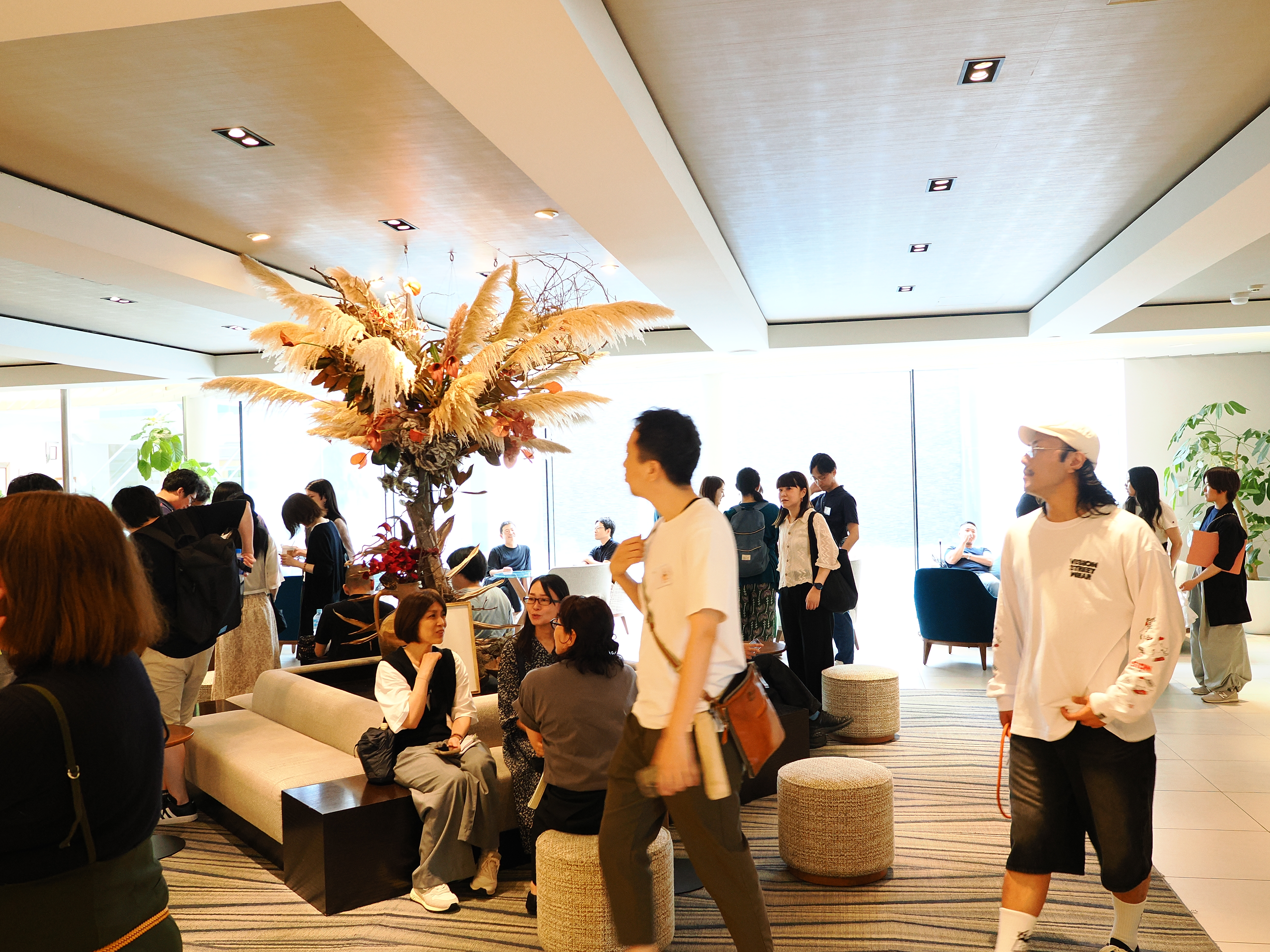 会場に到着し、再会や挨拶を楽しむみんなの様子　photo by hat